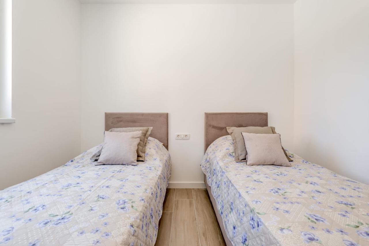 New, Private Heated Swimming Pool, Free Parking, Trogir Centar Apartment ภายนอก รูปภาพ
